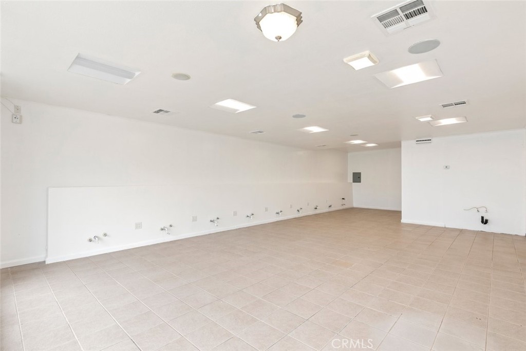 1891 1895 E Valley Parkway Property Photo 6