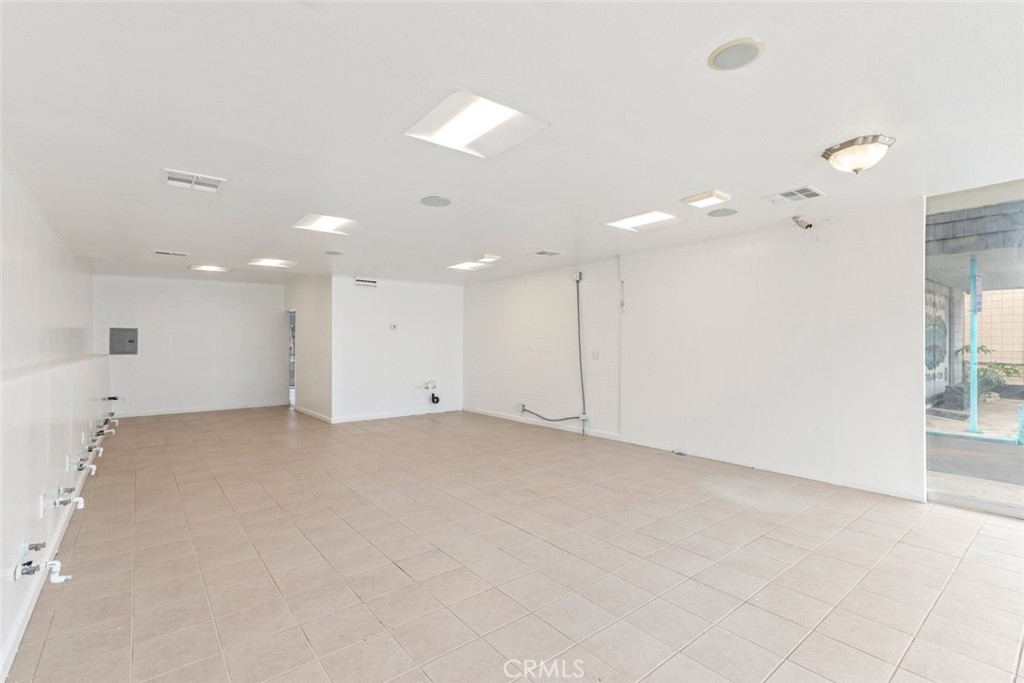 1891 1895 E Valley Parkway Property Photo 7