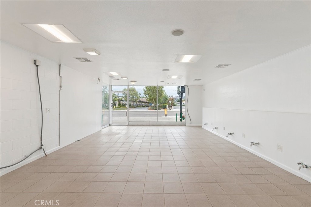 1891 1895 E Valley Parkway Property Photo 10