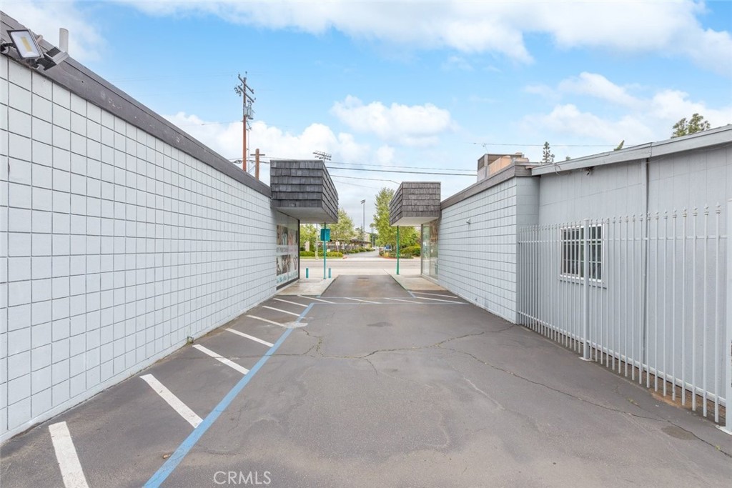 1891 1895 E Valley Parkway Property Photo 26