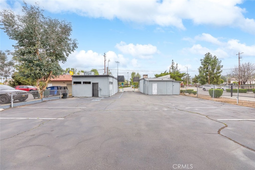 1891 1895 E Valley Parkway Property Photo 27