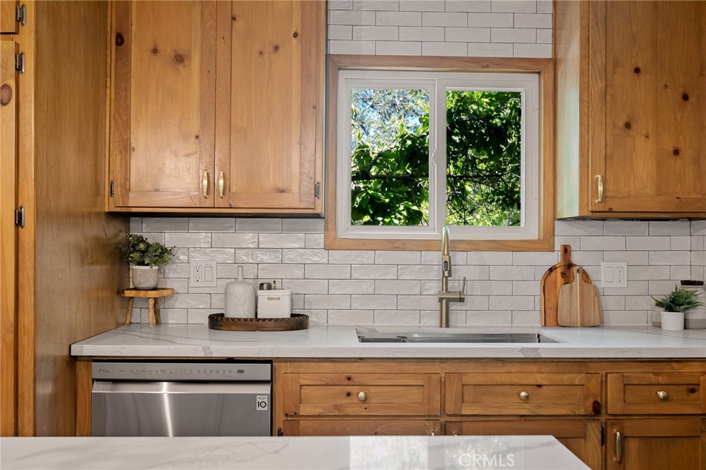29387 Lake View Drive Property Photo 8