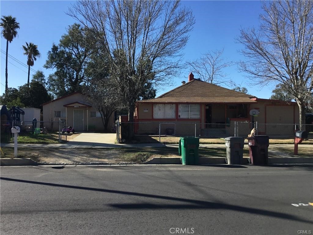 207 E 5th Street Property Photo 1
