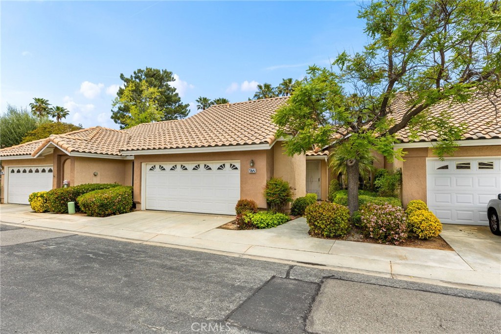 672 La Quinta Drive Property Photo 1
