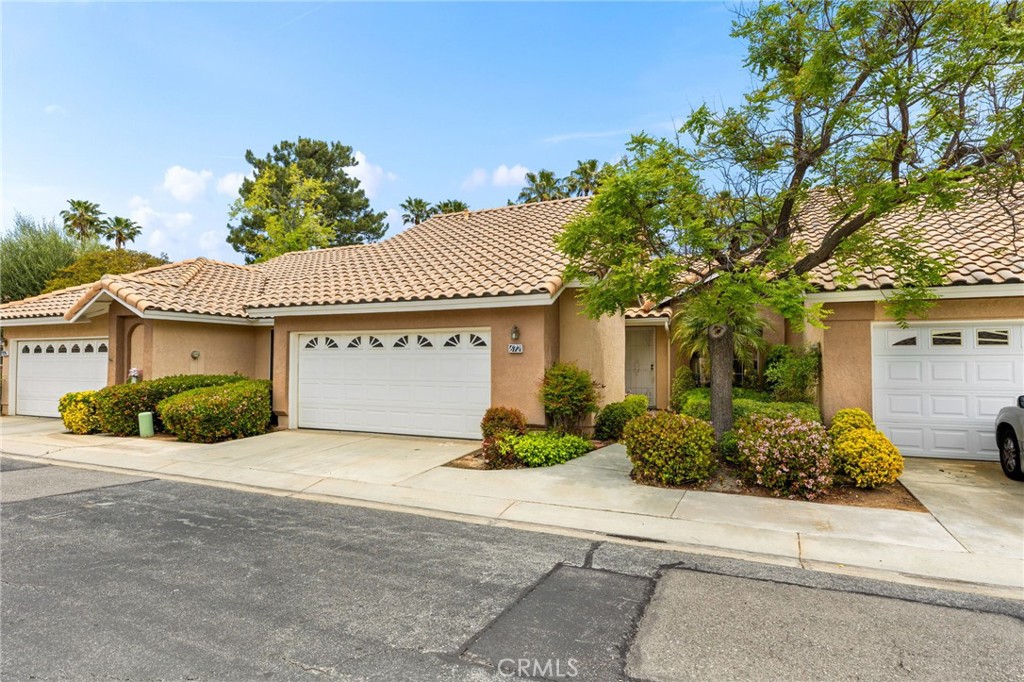 672 La Quinta Drive Property Photo 1
