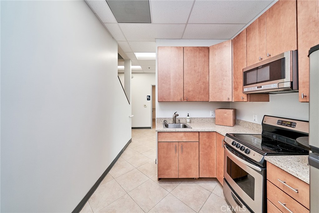 1175 Warner Avenue Property Photo 17