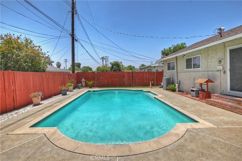 1255 E 25th Street Property Photo 4