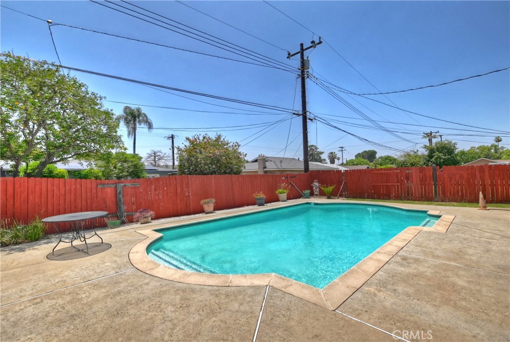 1255 E 25th Street Property Photo 6