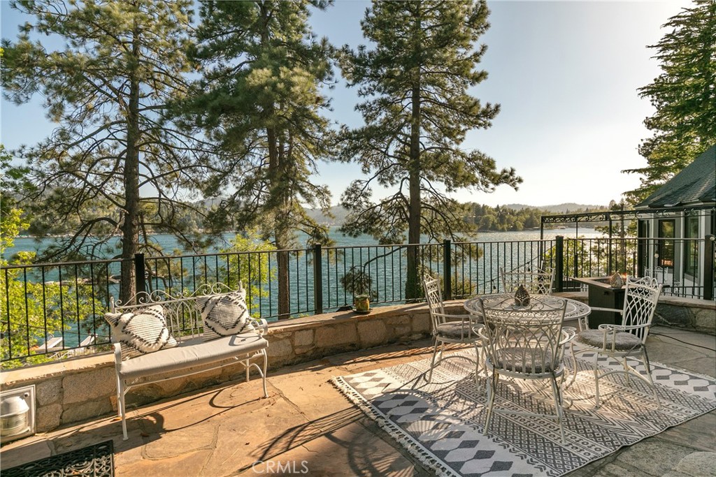923 Lake Edge Way Property Photo