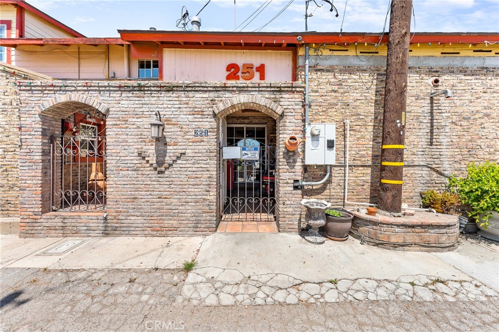 251 W 6th Street Property Photo 3