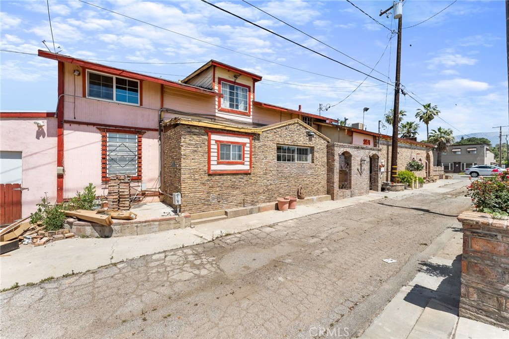 251 W 6th Street Property Photo 4