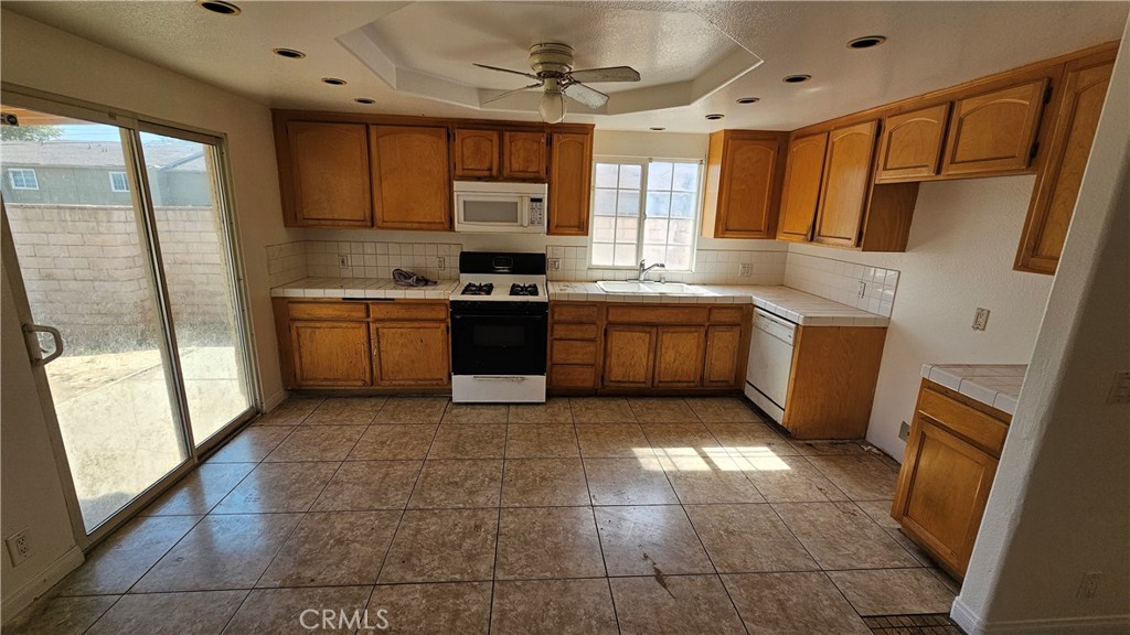 911 W Hill Drive Property Photo 3