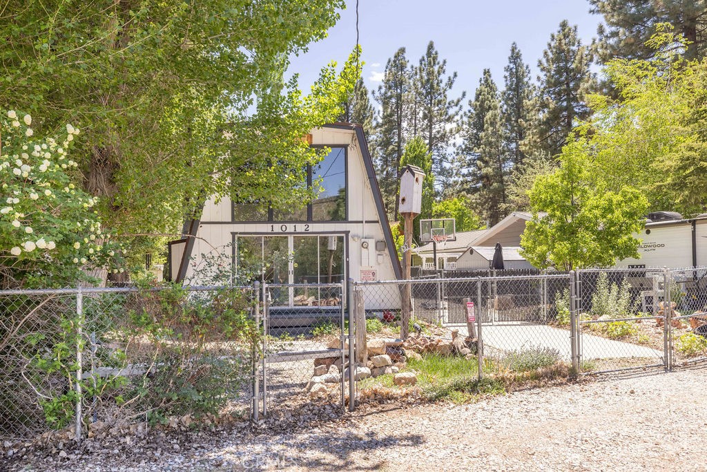 1012 E Fairway Boulevard Property Photo 1