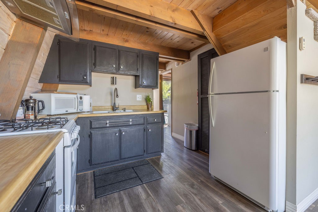 1012 E Fairway Boulevard Property Photo 8