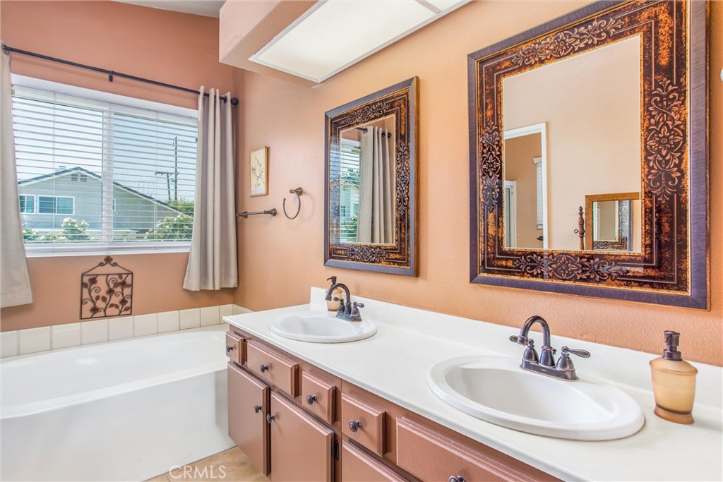100 Waters Court Property Photo 32