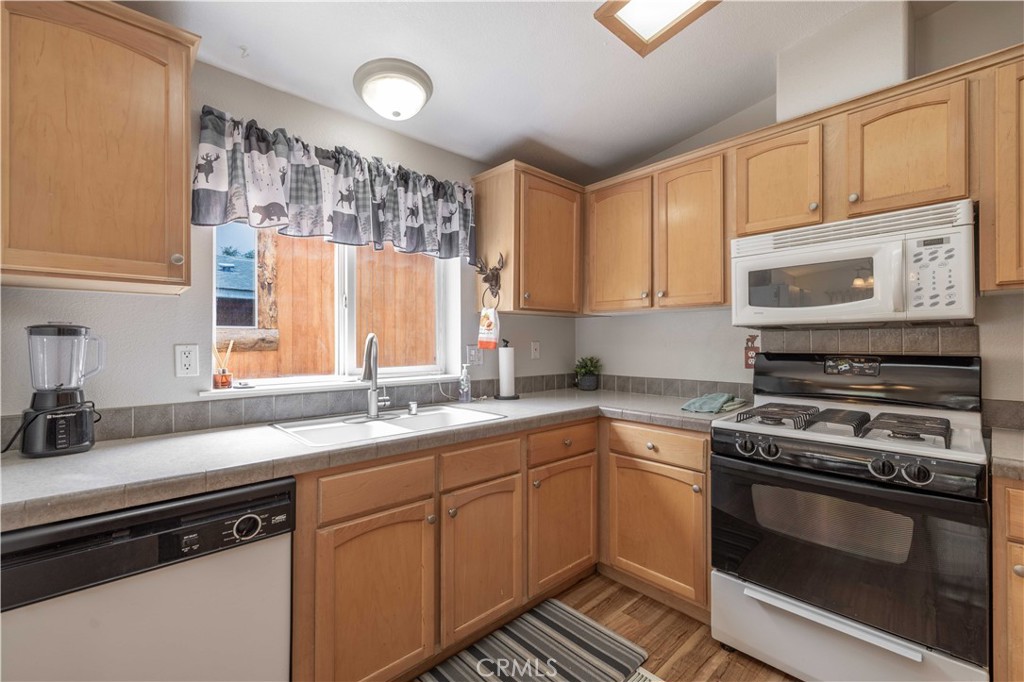 410 Los Angeles Avenue Property Photo 4
