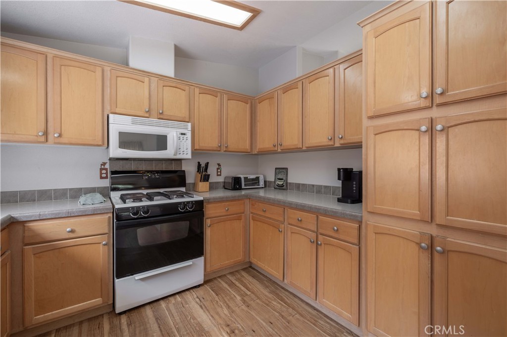 410 Los Angeles Avenue Property Photo 5