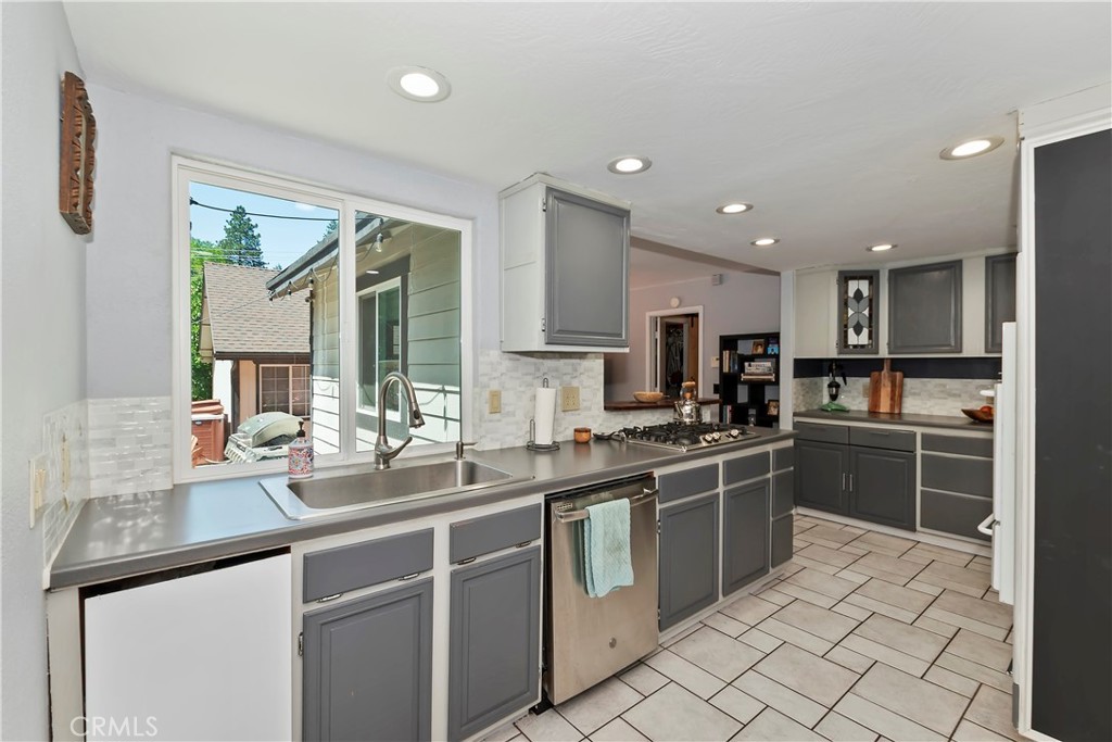 22989 Pine Lane Property Photo 4