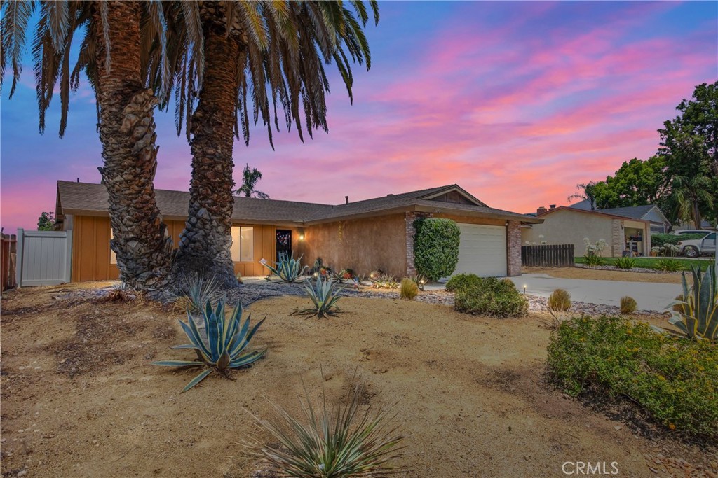 1676 Catalpa Avenue Property Photo 1