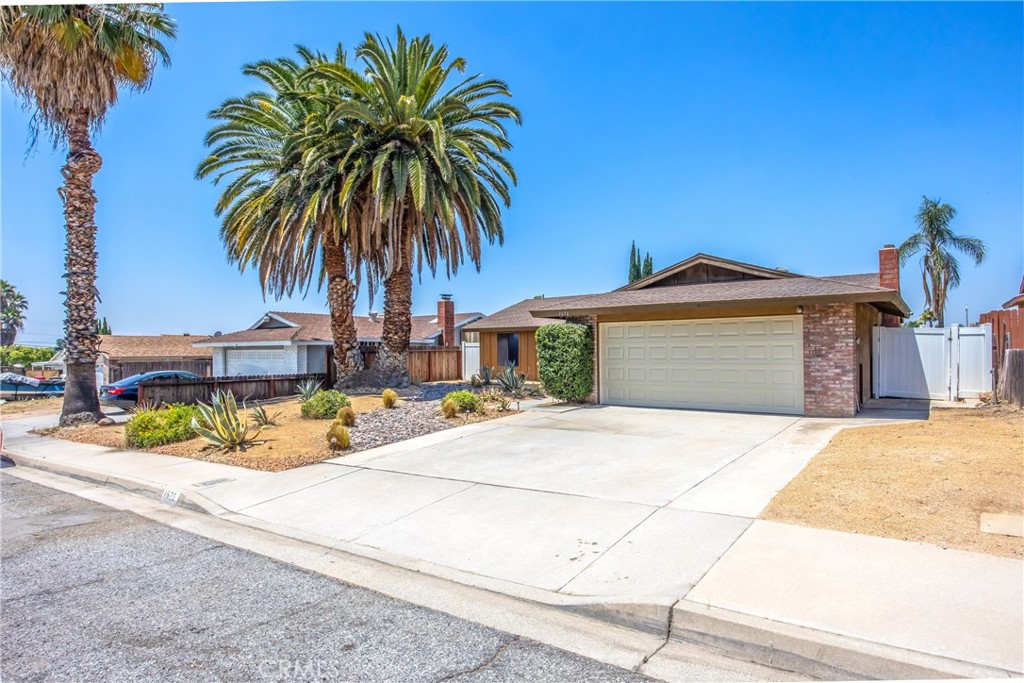 1676 Catalpa Avenue Property Photo 2