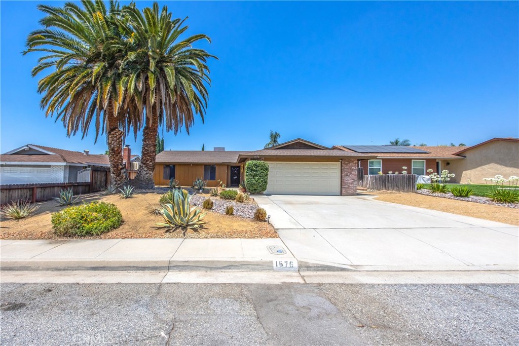 1676 Catalpa Avenue Property Photo 3