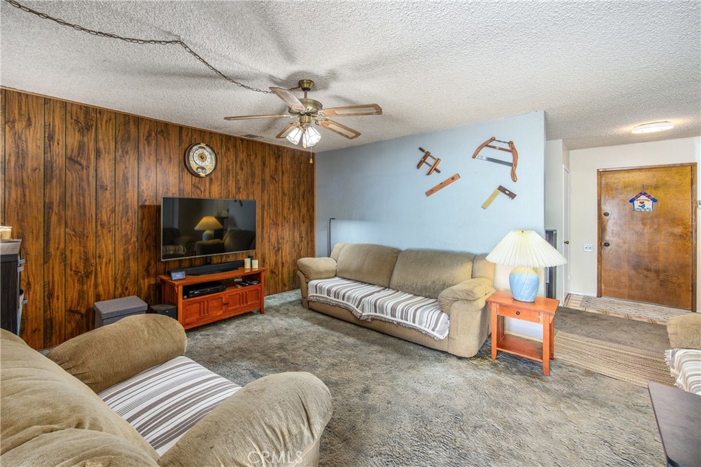 1676 Catalpa Avenue Property Photo 6