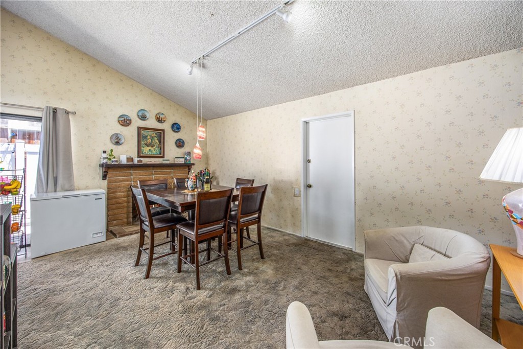 1676 Catalpa Avenue Property Photo 8