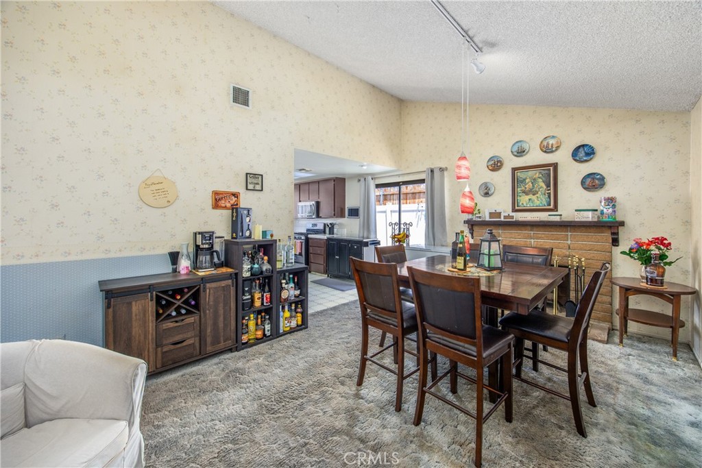 1676 Catalpa Avenue Property Photo 9