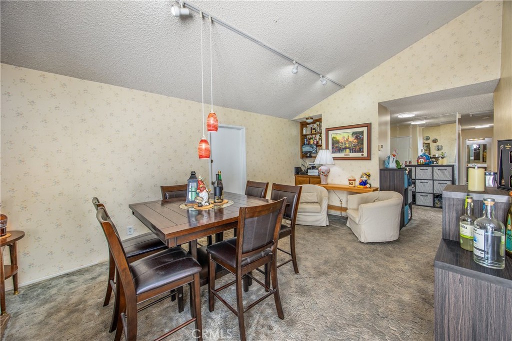 1676 Catalpa Avenue Property Photo 10