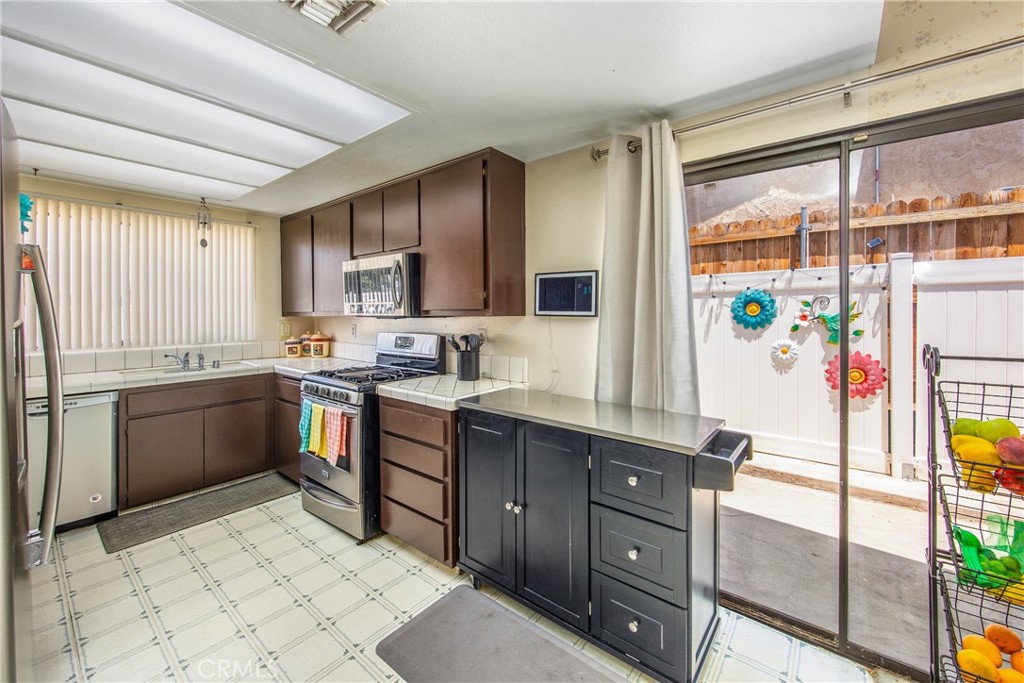 1676 Catalpa Avenue Property Photo 11