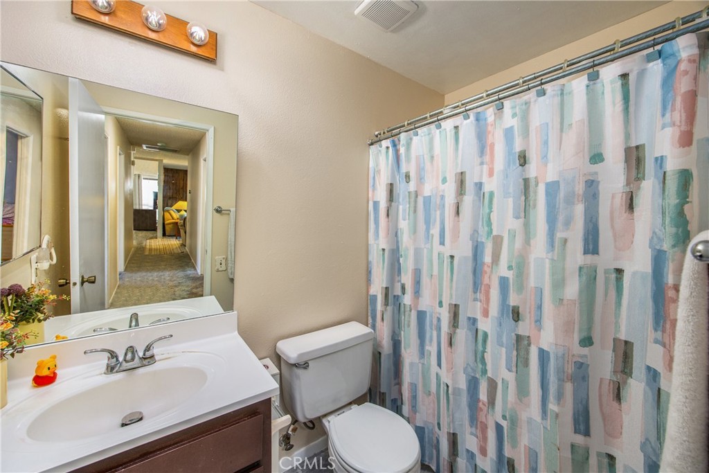 1676 Catalpa Avenue Property Photo 18