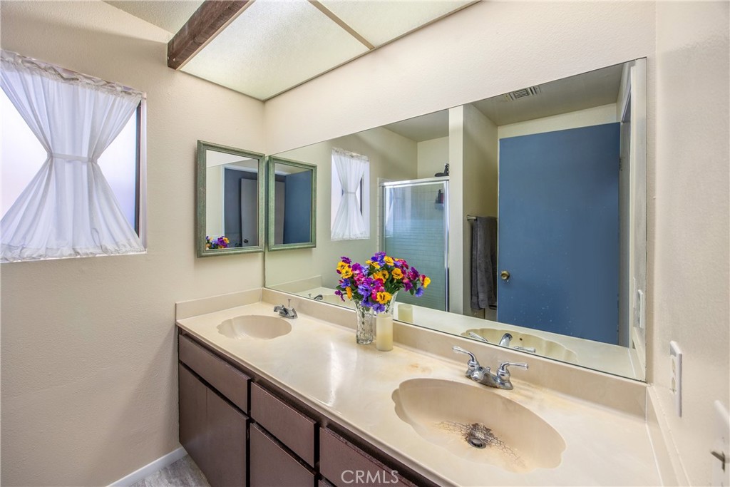 1676 Catalpa Avenue Property Photo 19