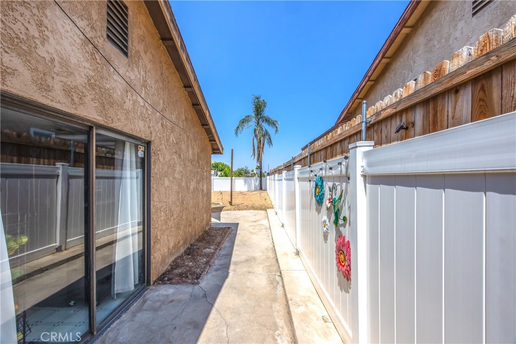 1676 Catalpa Avenue Property Photo 23