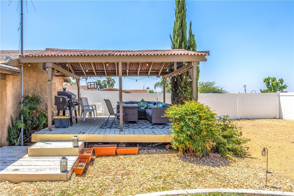 1676 Catalpa Avenue Property Photo 25