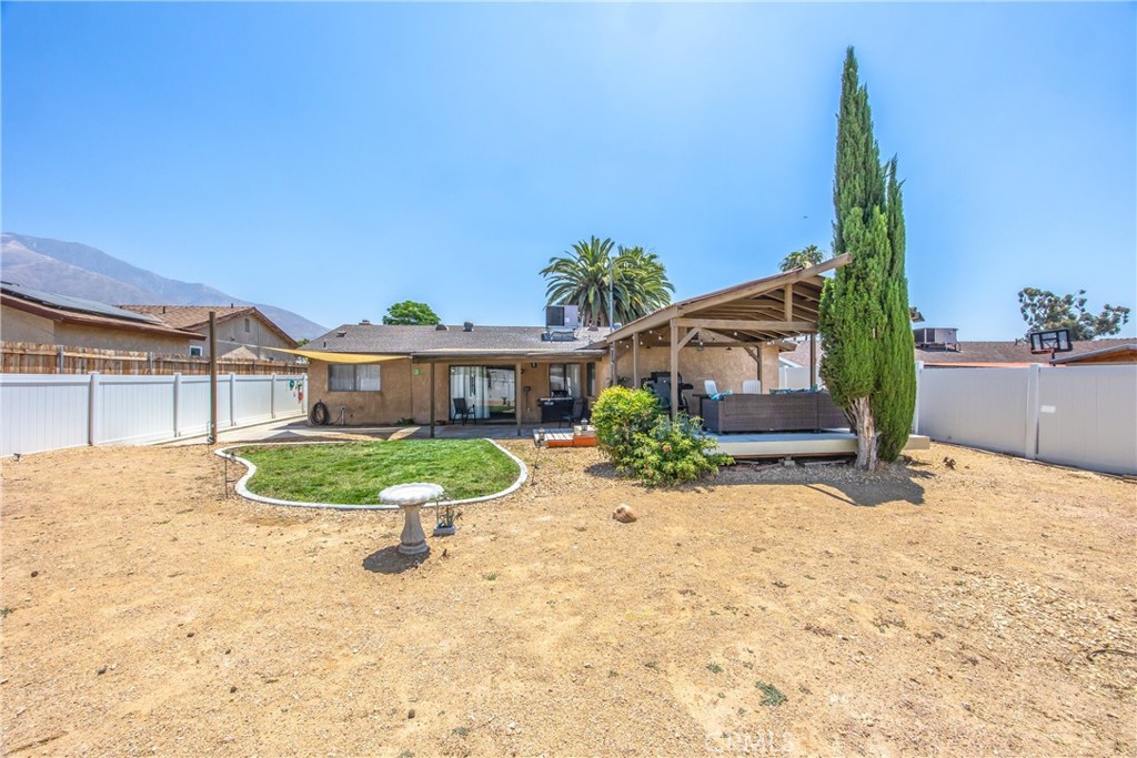 1676 Catalpa Avenue Property Photo 27