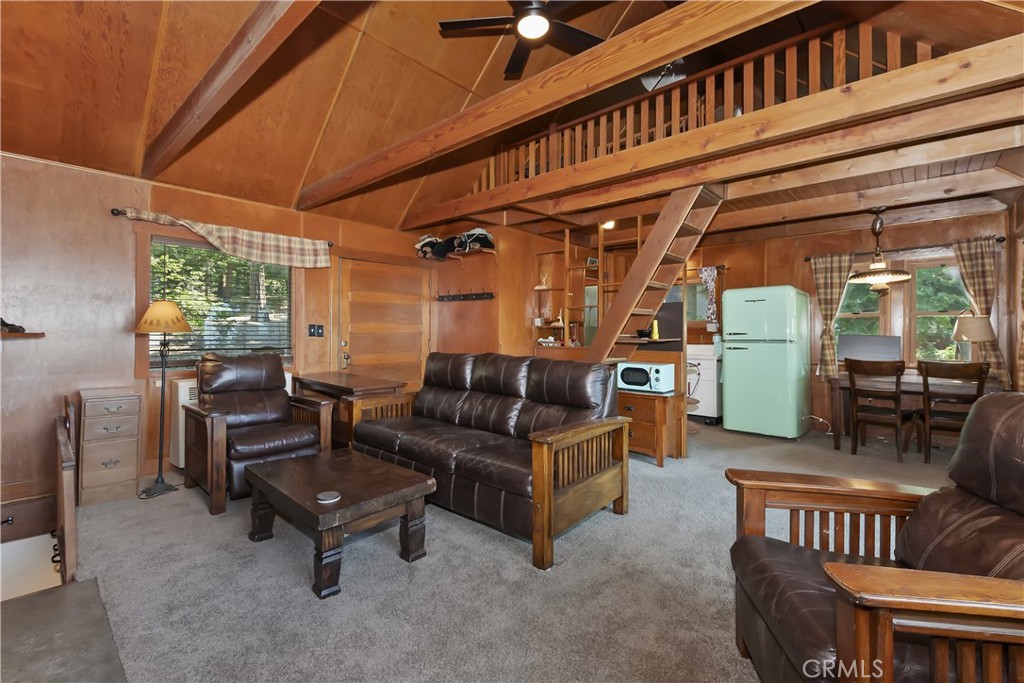 1040 Mile High Road Property Photo 7