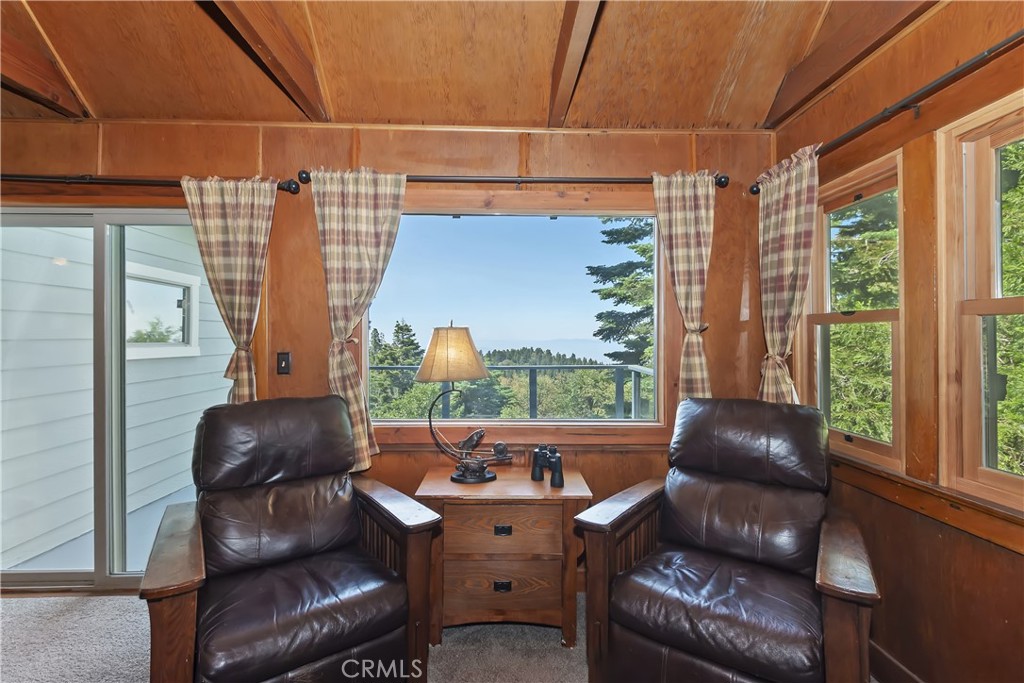 1040 Mile High Road Property Photo 9