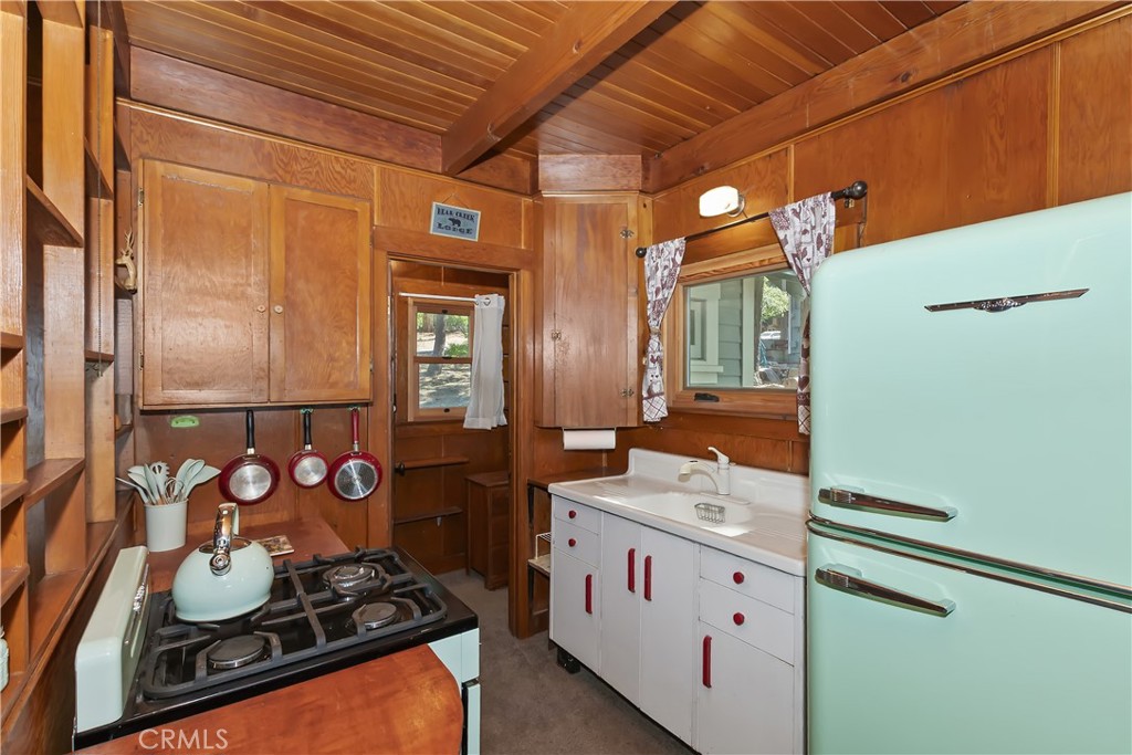 1040 Mile High Road Property Photo 11