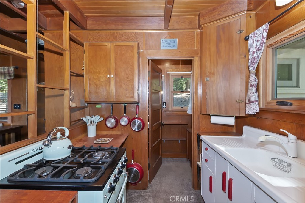 1040 Mile High Road Property Photo 12