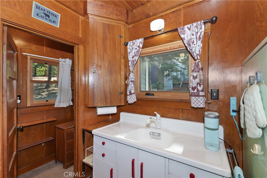 1040 Mile High Road Property Photo 13