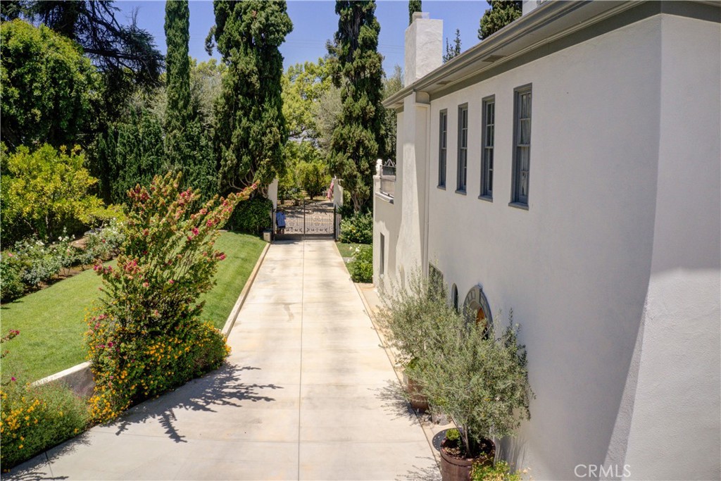 1205 W Highland Property Photo 3