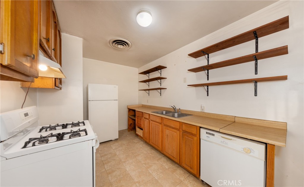 322 E 11th Street Property Photo 8