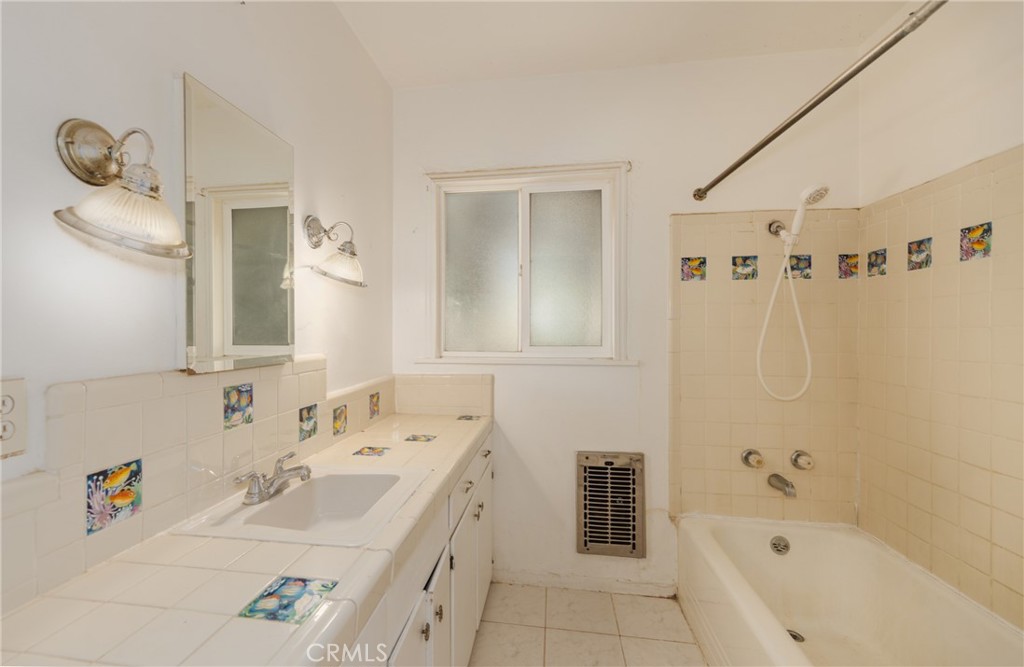 322 E 11th Street Property Photo 11