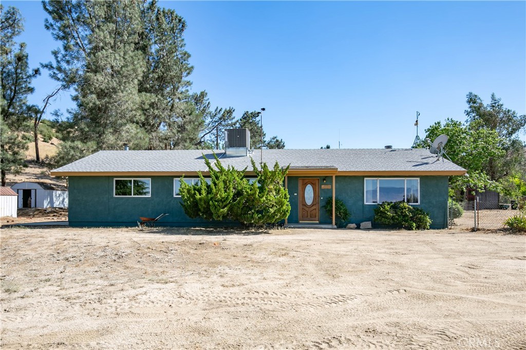 46404 Kings Canyon Road Property Photo 2