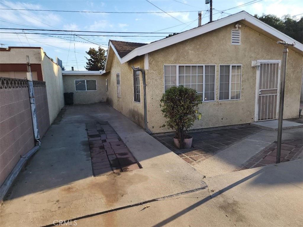 328 326 E 55th Property Photo 1