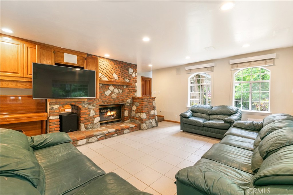 27442 Meadow Bay Drive Property Photo 5