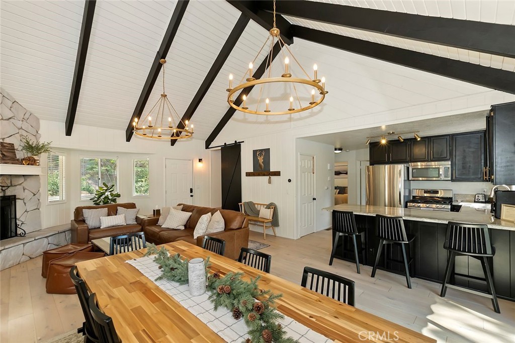 695 Sutter Lane Property Photo 3