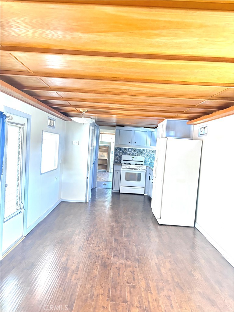 10701 G 12 Property Photo 10