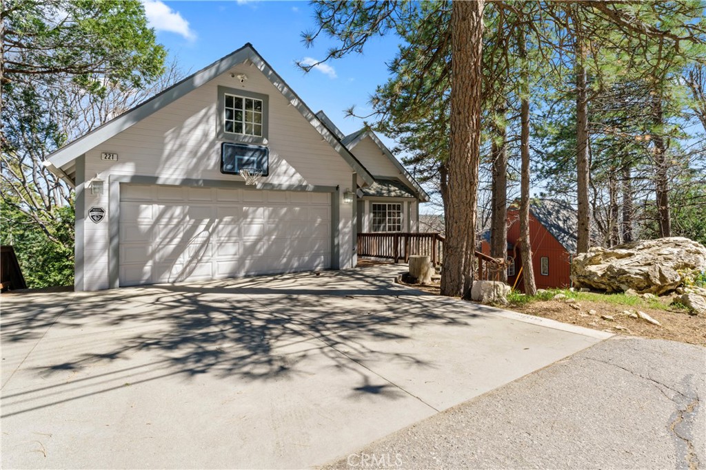 221 Grizzly Road Property Photo 4