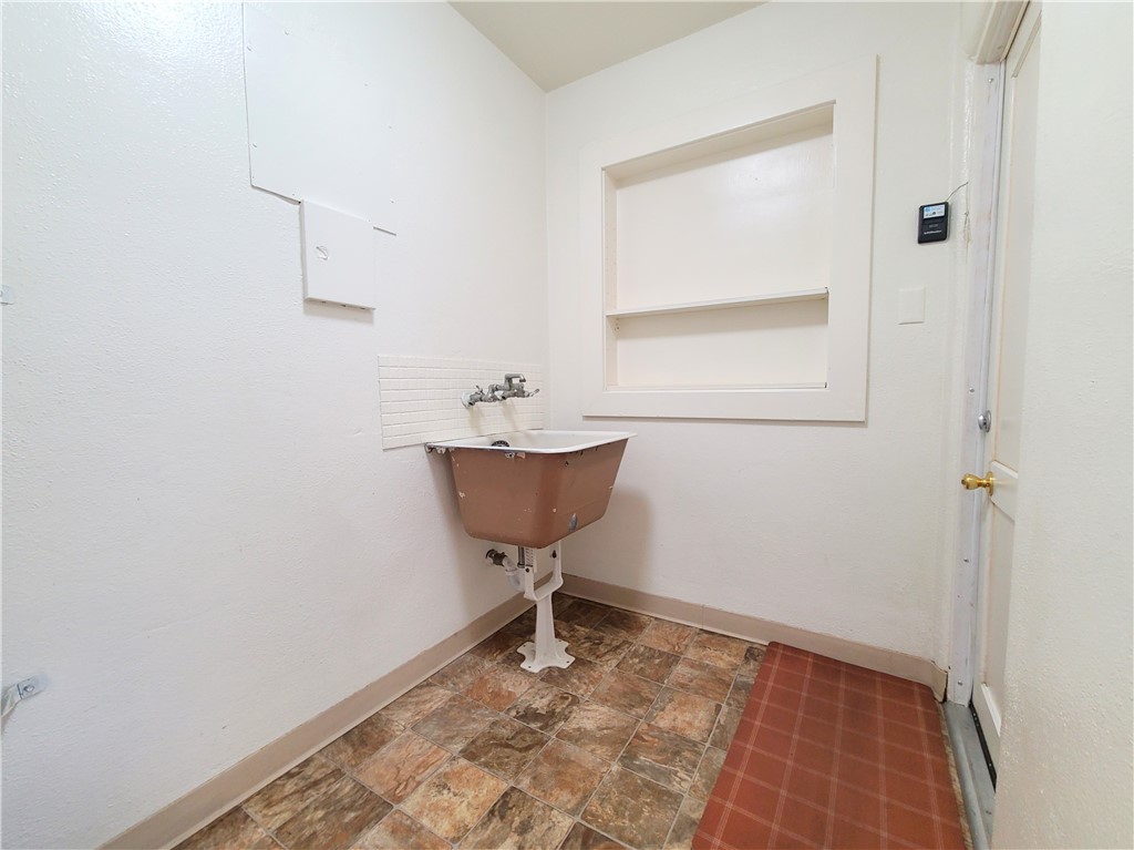 902 College Avenue Property Photo 9